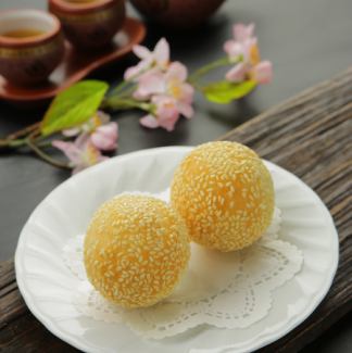 Fried sesame dumplings (2 pieces)/Coconut dumplings (2 pieces)