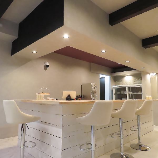 落ち着いた雰囲気の中で特別な時間をお過ごしいただける当店。カウンター席は5席、テーブル席は2名様用が2卓、3名様用が2卓、4名様用が1卓と多彩な席をご用意しています。貸切は最大20名様まで可能で、パーティーやイベントにも最適です。詳細はお気軽にお問い合わせください。