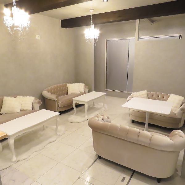 カウンター席5席と、2名様、3名様、4名様のテーブル席を揃え、少人数からグループまで幅広く対応しています。貸切は最大20名様まで承りますので、特別な集まりやお祝いにもぴったりです。お気軽にお問い合わせください。