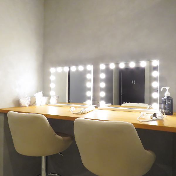 落ち着いた色調のインテリアが魅力の当店は、カウンター5席、2名様用テーブル×2卓、3名様用テーブル×2卓、4名様用テーブル×1卓を完備。アットホームな雰囲気の中で、プライベート感を大切にしたお食事を楽しめます。貸切最大20名様までご利用いただけるので、ぜひお問い合わせください。