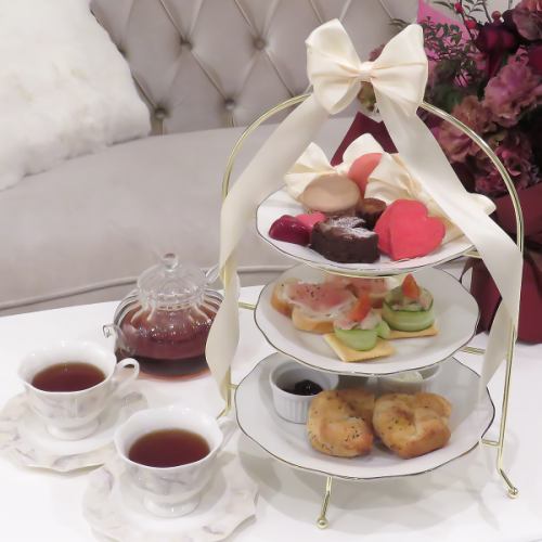 選べる紅茶とパティシエ特製スイーツの贅沢アフタヌーンティーセット:2,500円(税込)