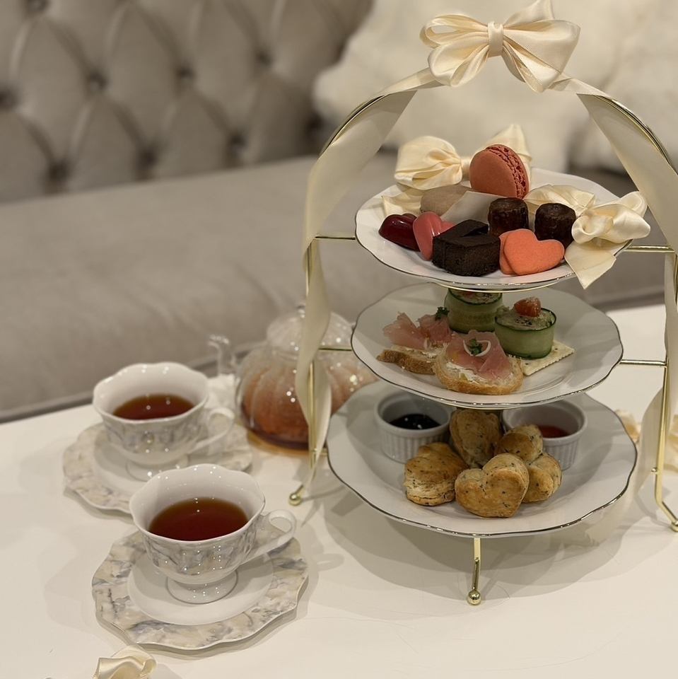 リボンが彩るティーセットが人気!昼はカフェ、夜はバーとして楽しむ大人の隠れ家空間