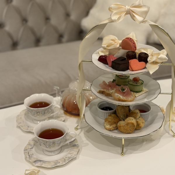選べる紅茶とパティシエ特製スイーツの贅沢アフタヌーンティーセット：2,500円（税込）