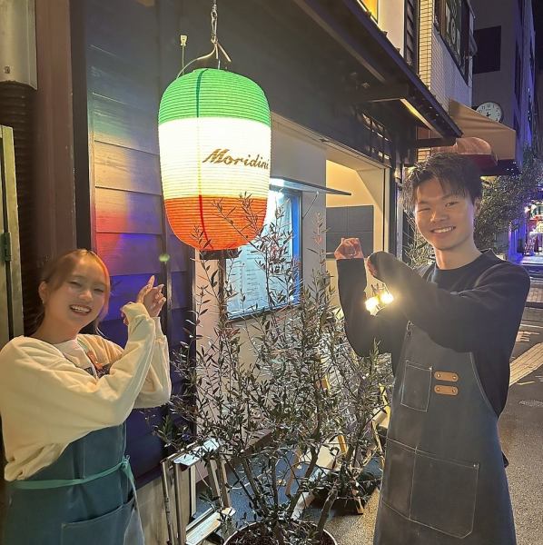 元町駅から徒歩3分の好立地。都会の喧騒を忘れさせてくれる大人の隠れ家のような空間です。上品なカラーで統一された店内は、世代や性別を問わずゆったりと寛げるアットホームな雰囲気。お仕事帰りや休日のお出かけの際にも、肩肘張らずに本格的な味を楽しめます◎