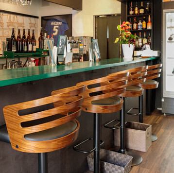 おひとり様でも気兼ねなく過ごせるカウンター席を完備しており、居酒屋のような感覚で立ち寄れるのが当店の魅力です◎シェフ自慢の家庭料理とワインに舌鼓を打つ贅沢なひとときを満喫できます。モダンでありながら温かみも感じさせる内装が心地よさを醸し出します。