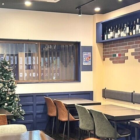 グループのお集まりに最適なテーブル席は、人数に合わせてレイアウトの変更も可能。13名様程度の中規模宴会から、20名様前後の貸切予約まで柔軟に対応しますのでご相談を◎店内のあちこちに隠されたイタリア国旗を探して楽しむこともでき、遊び心を感じさせます。