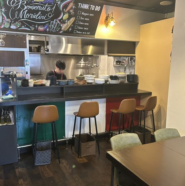 おひとり様でも気兼ねなく過ごせるカウンター席を完備しており、居酒屋のような感覚で立ち寄れるのが当店の魅力です◎シェフ自慢の家庭料理とワインに舌鼓を打つ贅沢なひとときを満喫できます。モダンでありながら温かみも感じさせる内装が心地よさを醸し出します。