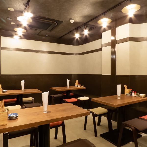 【四条烏丸駅より徒歩1分】駅近1分の好アクセス！明るい店内と中華風のデザインで、心も温まる空間。オープンキッチンからは料理のライブ感が広がり、どて煮や餃子など美味しい料理をワイワイと楽しめます。安心感のあるアットホームな雰囲気で、誰でも気軽に立ち寄れるお店です。