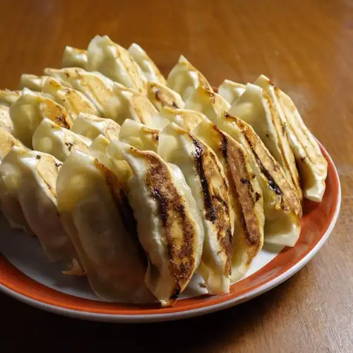 Usagiya 的特色餃子,餡料滿滿,鮮嫩多汁。