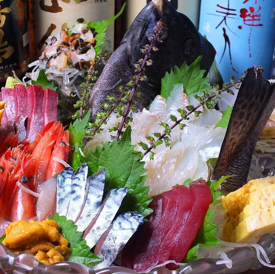 Sashimi of live squid just caught from the fish tank is halved with a coupon★