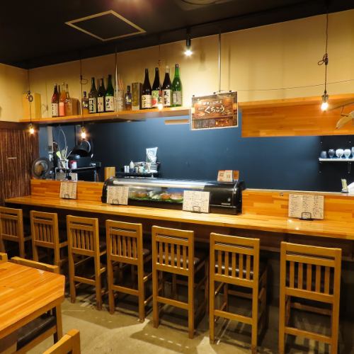 <p>店内は和気藹々とした温かな空気に包まれており、初めての方でも緊張せずにお過ごしいただけます。スタッフとお客さまの距離が近く、まるでお家に帰ってきたような安心感が魅力です♪お一人様でのご来店も大歓迎！誰でもお気軽に来ていただける、そんなアットホームな空間作りを大切にしています◎</p>