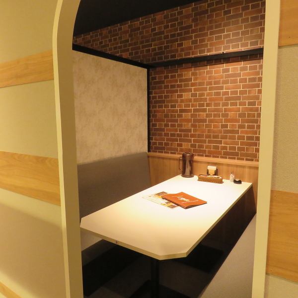 【個室完備】清潔感あふれるテーブル席は広々とお使いいただけます。グループでのご利用に最適！こまめな消毒と換気を実施しておりますので、安心してご来店ください。お子様連れも大歓迎です◎（店内はイメージです）