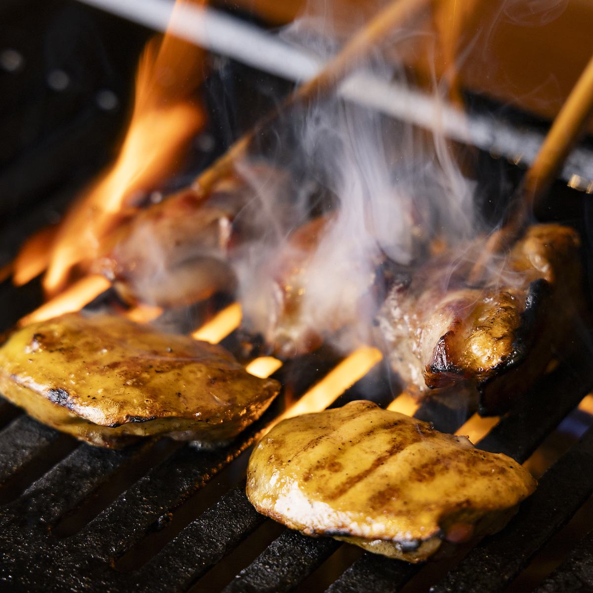 当店は鶏肉をテーブル上で焼いていただくスタイルです！