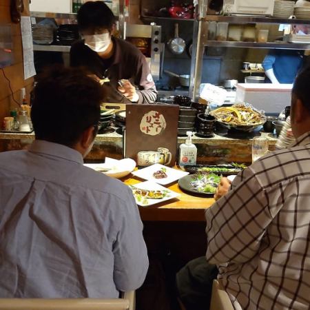 【1F】気軽に腰かけられるカウンター席。対象に好みを伝えて料理やお酒で新たな発見を♪