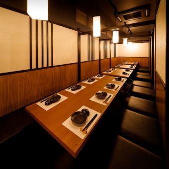 【寬敞的餐桌座位】可用於各種場合，如公司宴會、新年聚會等大型聚會，可容納20至80人！我們備有寬敞的現代日式餐桌座位，您可以舒適地使用♪我們還可以根據您的私人預訂或您想要的座位佈局，請隨時與我們聯繫♪