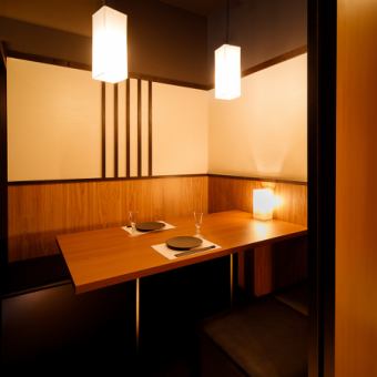 【最多可容納4人的包廂】本店設有「完全適合所有人的包廂」♪我們有適合小團體的包廂，推薦用於約會、紀念日和娛樂。這是一個完全私人的房間，有門，因此您可以安心度過時光，而不必擔心周圍的環境。享受屬於自己的空間♪我們也接受單席預訂或當天預訂！