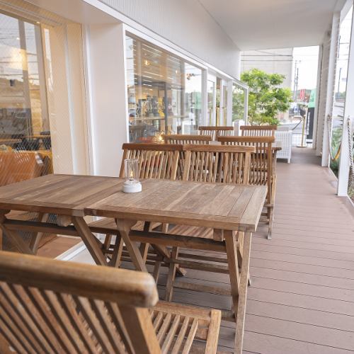 テラス席は4名席を2席ご用意!開放的な空間でお食事をお楽しみいただけます◎