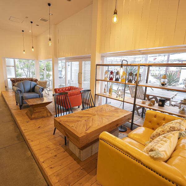 おしゃれな雰囲気のソファ席やテーブル席をご用意!デートやご友人とのカフェ利用としてお使いいただけます。ご予約は、コース欄からご予約していただけます◎写真映えする、こだわり抜いたインテリアも素敵です。温かみのある空間でお食事とご歓談をお楽しみ下さい。