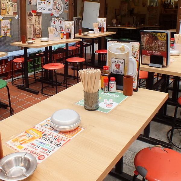 活気溢れる店内はにぎやかな雰囲気が広がっています。カウンター席もあり、ご友人やデート等でのご利用にも◎2名様からの貸切も承っておりますのでお気軽にご相談ください！深夜まで営業しているため、夜遅くまで楽しむことができます。楽しさと美味しさが詰まった、下町の隠れ家に是非一度お越しください！