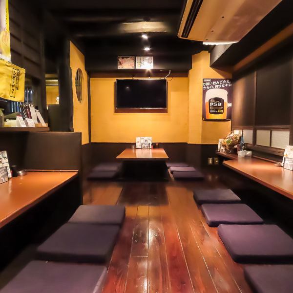 全席掘りごたつでテーブル1卓、カウンターメインの店内は木目調を基調とした落ち着いた空間。人形町駅から徒歩2分の好立地でありながら、都会の喧騒を忘れさせてくれる隠れ家的な雰囲気。大人数での利用や貸切はおすすめしておりませんが、ご希望でしたらお電話にてご相談してみて下さい。