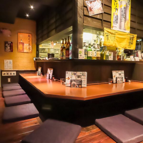 カウンター席はおひとり様や少人数での利用に最適。香ばしい焼き鳥の香りを間近に感じながら、丁寧に焼き上げられた一串と豊富な日本酒を楽しめます。ワンオペ営業のため、お料理の提供に少々お時間をいただく場合がありますが、その分じっくりと味わうひとときに。どなたでもしっぽり落ち着いて過ごせる空間です。