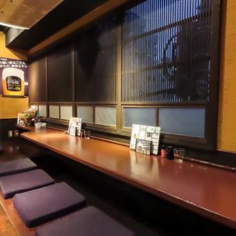 カウンター席は全席掘りごたつスタイル。おひとり様や2名程度での利用に最適で、焼き鳥の香りを間近に感じながら食事が楽しめます。ワンオペならではの丁寧な焼きと日本酒をじっくり味わえる、落ち着いた大衆酒場ならではの空間です。