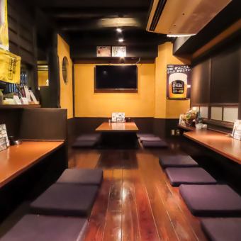 店内は最大23席まで着席可能で、貸切のご相談にも対応しています。ただしカウンターメインの小さな酒場のため、大人数での利用はあまり推奨していません。落ち着いた雰囲気の中で、少人数でゆったりと料理とお酒を楽しむスタイルがよりおすすめです。