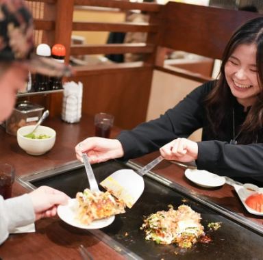 各テーブルに鉄板あり♪自分たちで作りあげることで楽しさも美味しさも増し増し!!