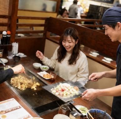 各テーブルに鉄板あり♪自分たちで作りあげることで楽しさも美味しさも増し増し!!