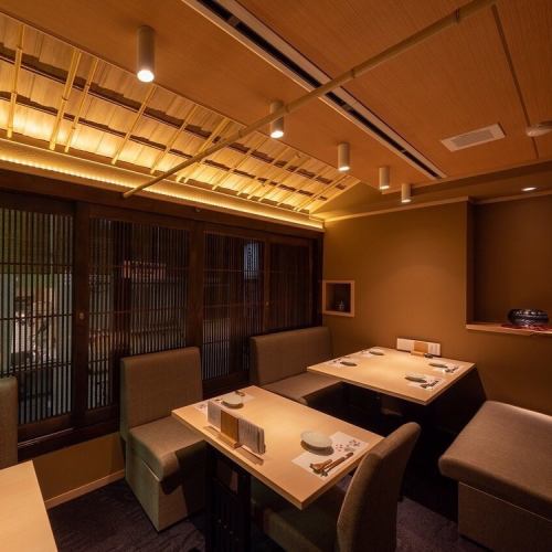 [2人座]是约会的理想选择。一个高级的日本空间。这是一个可以容纳任何情况的座位，例如宴会，晚餐，娱乐，约会等。