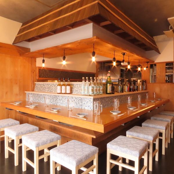 当店のカウンター席は9席ご用意しており、落ち着いた雰囲気の中でリラックスした時間をお過ごしいただけます。目の前で料理が仕上がる様子を楽しみながら、店主との会話を楽しむこともできます◎ご友人や大切な方と一緒に、または一人でのんびり過ごすのにも最適です♪こだわりの料理と共にゆっくりお楽しみください！