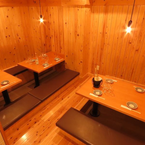 当店は、6名様がけのテーブルが2卓、4名様がけのテーブルが3卓、さらに掘りごたつの4名様がけのお席が3卓ございます。広々としたスペースで快適なひとときをお過ごしいただけます◎掘りごたつ席では、足を伸ばしてゆったりおくつろぎいただけるので、ご自宅にいるかのようにリラックスした気分でお過ごしいただけます♪