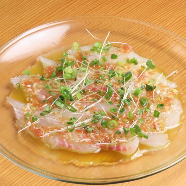 自家製のオリジナルソースで頂く鮮魚の『カルパッチョ』