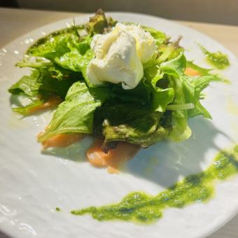 スモークサーモンと濃厚チーズのサラダ仕立て