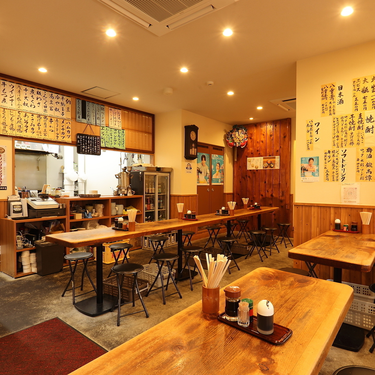 相席の店内でサク飲み