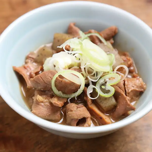 【看板】トロトロ食感！牛もつを味噌でじっくり煮込んだ自慢の「もつ煮」