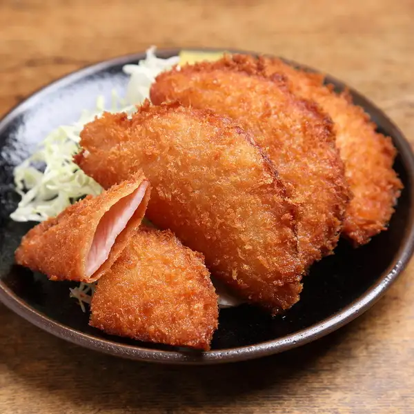 【昭和レトロ】昔懐かしの薄いロースハム！サクサク食感が自慢の「ハムカツ」