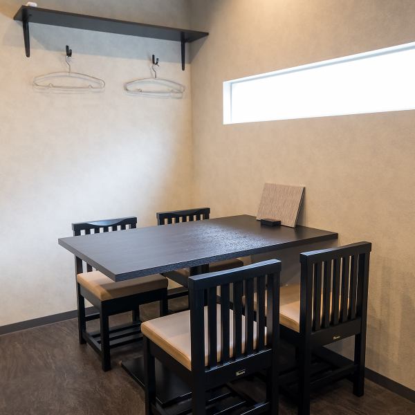 ≪用途を選ばない肩肘張らないお店◎≫ご家族やご友人との普段使いから、接待や会食、顔合わせ、各種ご宴会など、様々なシーンでご利用いただけるテーブル席をご用意しております。4名様卓を2つご用意しておりますので、どんな人数でもどんなシーンでも使いやすいのが特徴です◎皆様の心よりご利用お待ちしております！