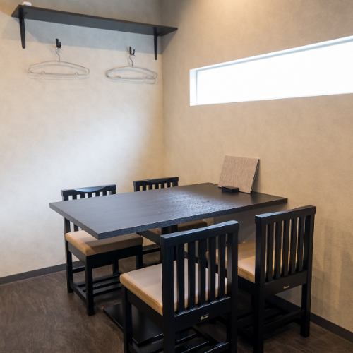<p>≪用途を選ばない肩肘張らないお店◎≫ご家族やご友人との普段使いから、接待や会食、顔合わせ、各種ご宴会など、様々なシーンでご利用いただけるテーブル席をご用意しております。4名様卓を2つご用意しておりますので、どんな人数でもどんなシーンでも使いやすいのが特徴です◎皆様の心よりご利用お待ちしております！</p>