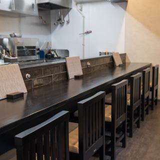 店主の調理風景が目の前で楽しめるカウンター席は、ライブ感満載♪職人の華麗な手さばきを見ながら、こだわりの逸品を心ゆくまでお楽しみください◎