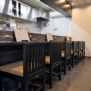 広々としたカウンター席は、おひとり様でも気兼ねなくお過ごしいただけます。店主との会話を楽しみながら、心落ち着くひとときを過ごしたい方におすすめです◎