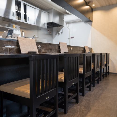 広々としたカウンター席は、おひとり様でも気兼ねなくお過ごしいただけます。店主との会話を楽しみながら、心落ち着くひとときを過ごしたい方におすすめです◎