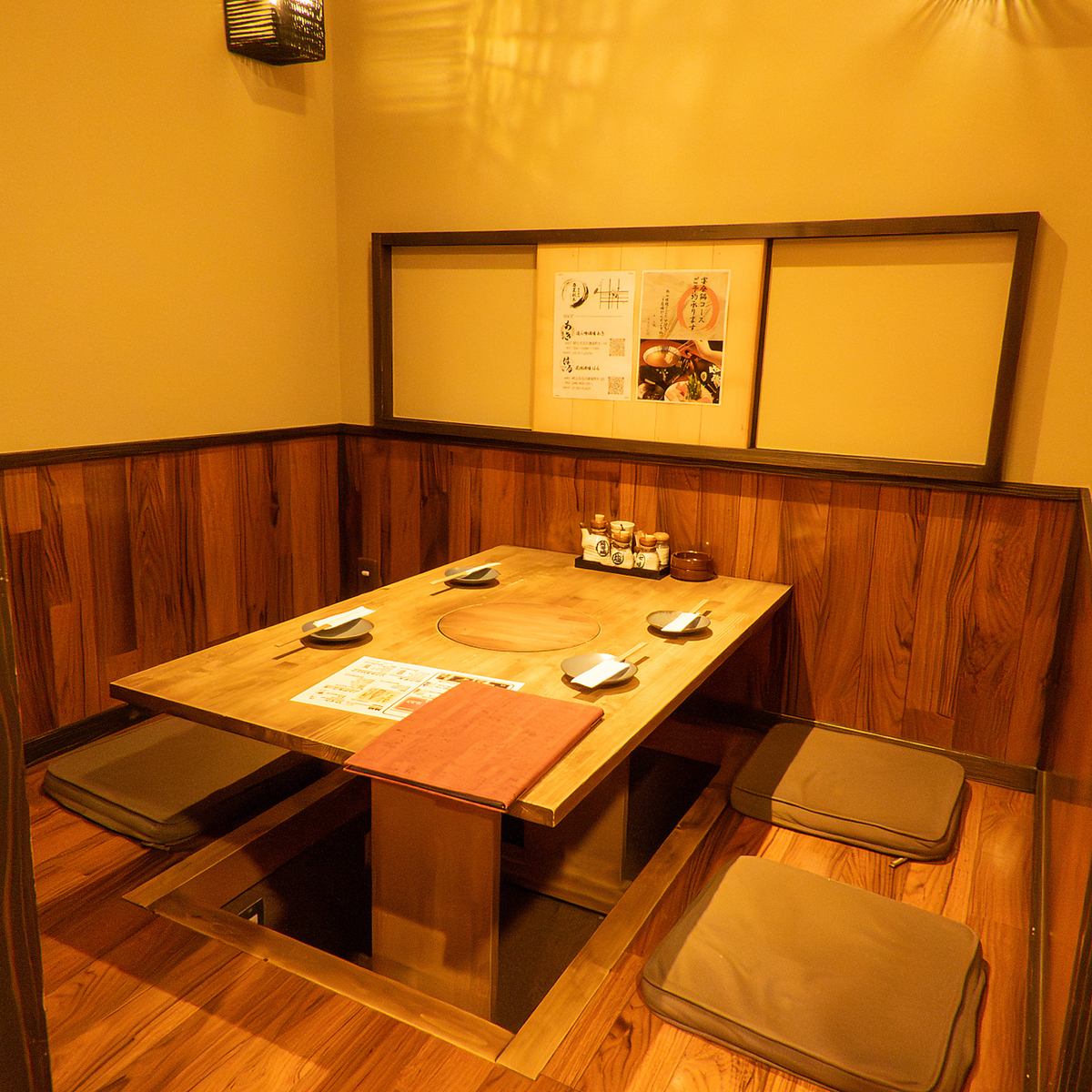 木の温かみを感じる落ち着いた店内でお料理をお楽しみください！