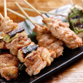 【適合各種宴會】主辦單位必看的烤雞肉串套餐，包含肉丸和120分鐘無限暢飲，3人以上/人4,800日元（含稅）