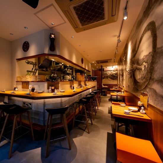 壁一面に描かれた絵が特徴的なお洒落な店内♪デートに◎