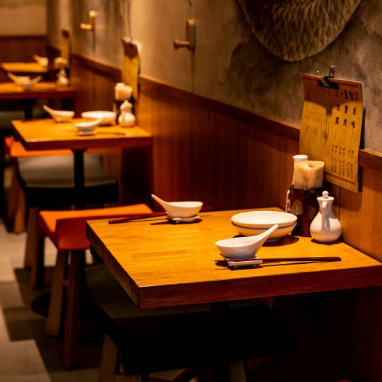 壁一面に描かれた絵が特徴的なお洒落な店内♪デートに◎