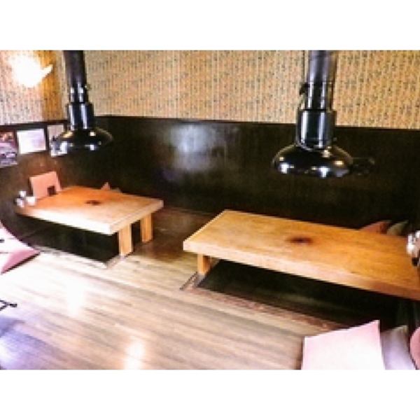 木の温もりを感じる店内。木目の色合いにピッタリの、暖色の照明が印象的。ゆっくりお肉を楽しめる雰囲気。