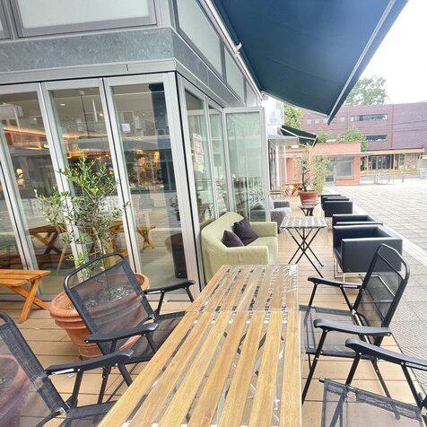 Terrace seats are also recommended on sunny days! In warm weather, you can spend a relaxing time feeling the outside breeze! You can also bring your pets to the store!