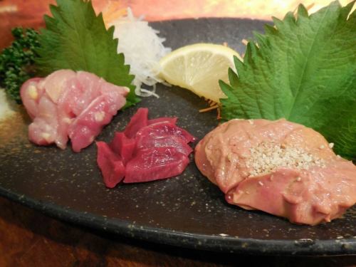 Assortment of three types of sashimi (oiled liver, thigh, and sashimi)