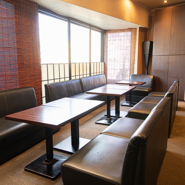 ≪座り心地の良いソファでゆったり≫座り心地の良い黒のソファ席は、長時間の滞在でも疲れません。4名様テーブル席を5卓ご用意しており、ご家族連れやグループでのご利用にも対応可能です。接待や記念日など、特別な日のお食事にもふさわしい落ち着いた雰囲気です。貸切は10名～最大15名様まで承ります。